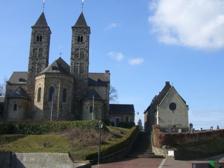 Sint Odilienberg NL : Kerkplein, Romanische Basilika, rechts die Marienkapelle